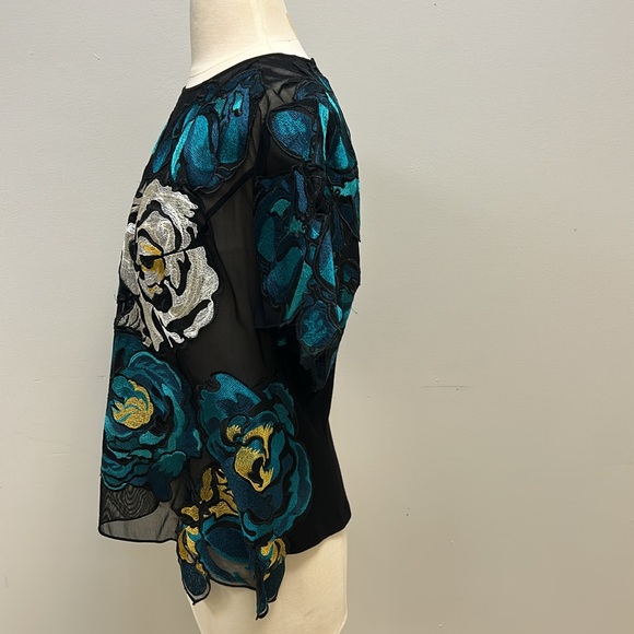 Striking Carlisle Black, Green, White, Gold Graphic Ruffled Top, 14 - Picture 10 of 14